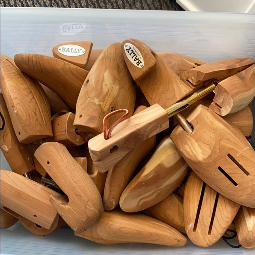 Shoe trees (sold in pairs)